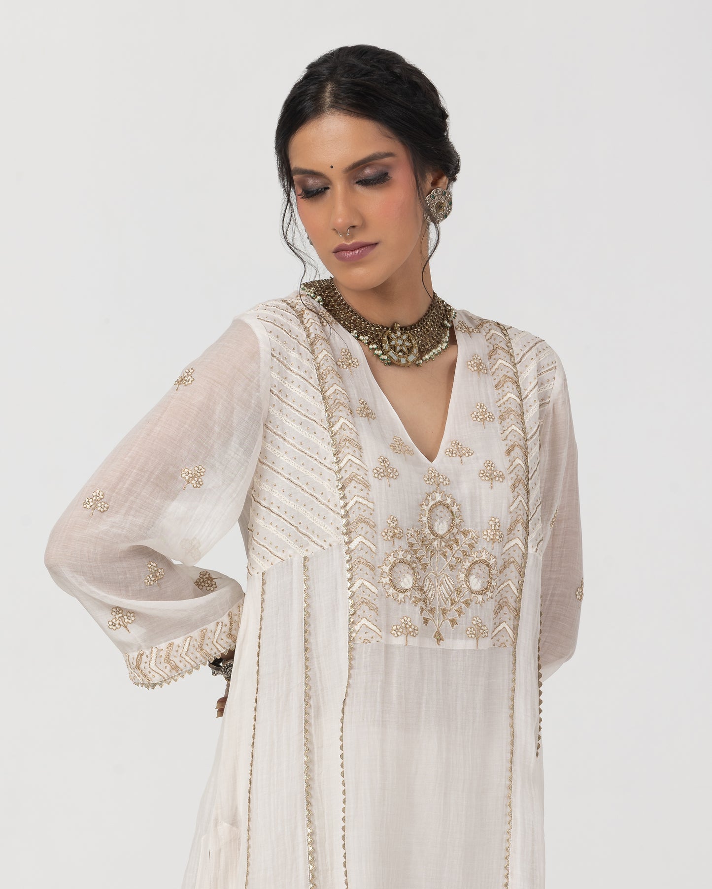 Saphed Embroidered Kurta Set