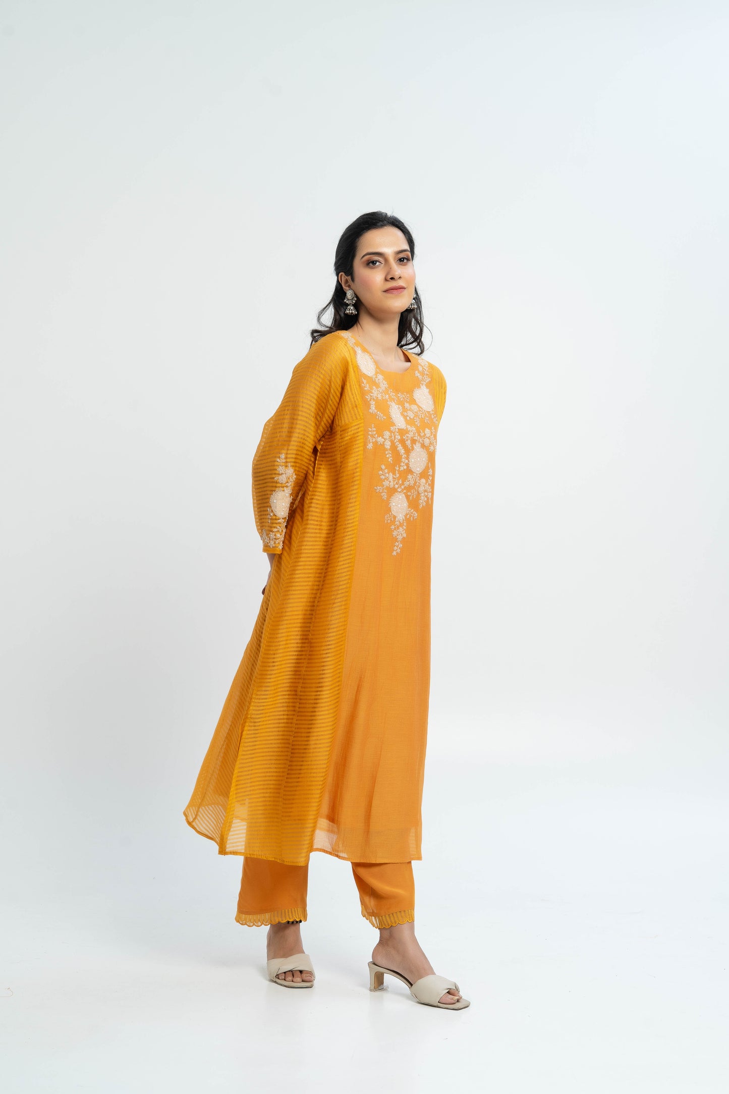 Cremon Embroidered Set