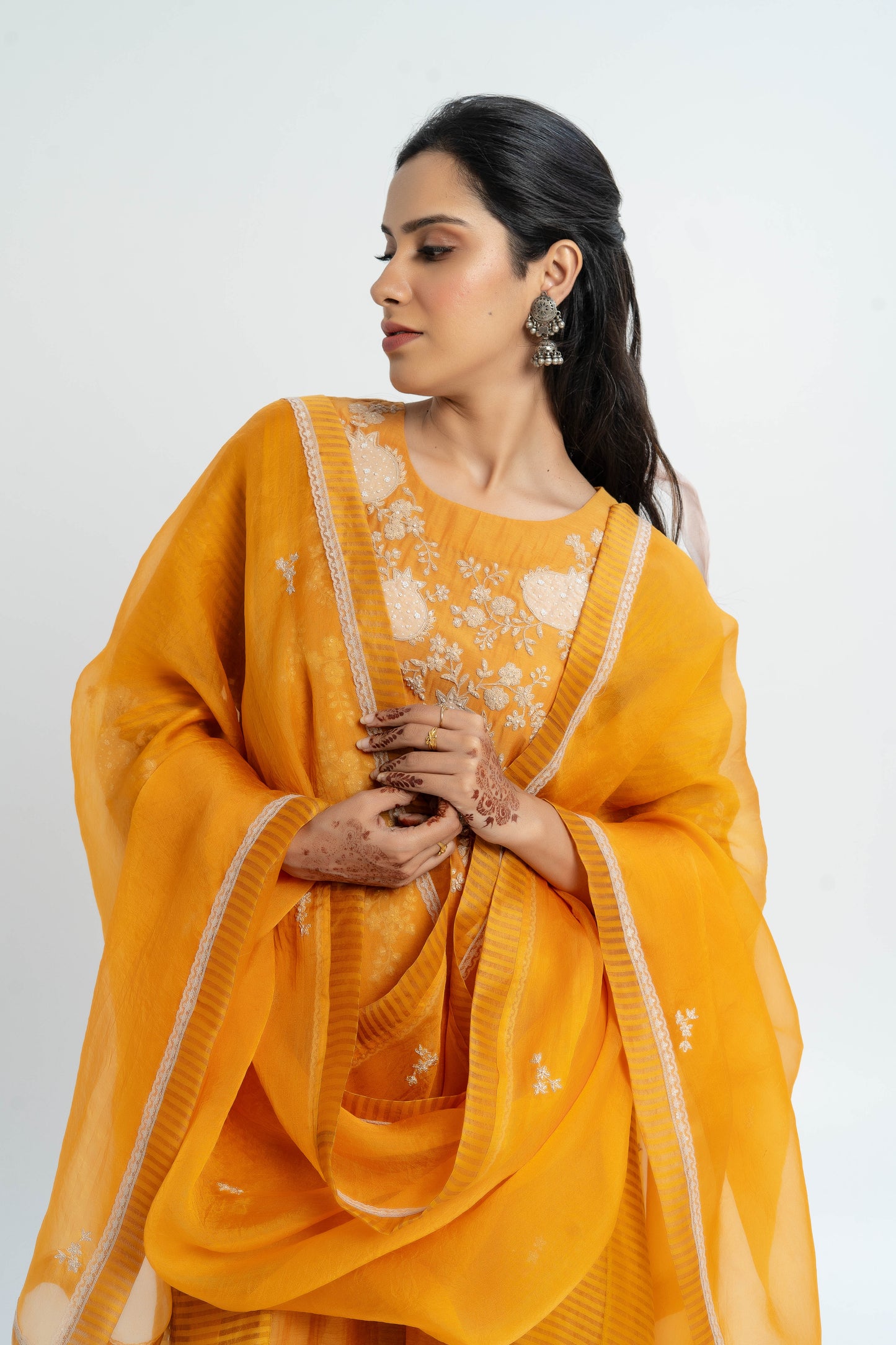 Cremon Embroidered Set