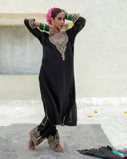 Naazneen Embroidered Kurta