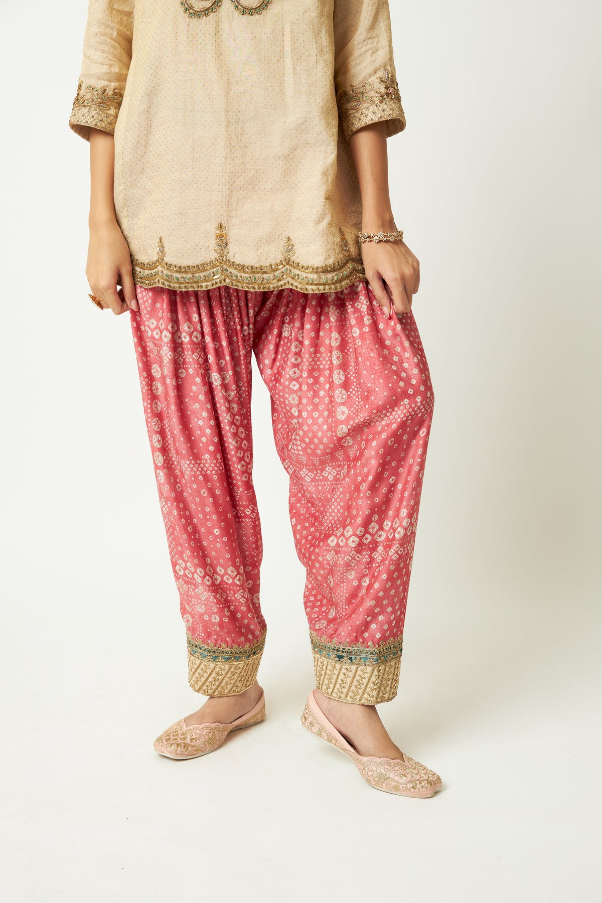 Gulabo Sa Embroidered Kurta Set- Set of 3 - 15