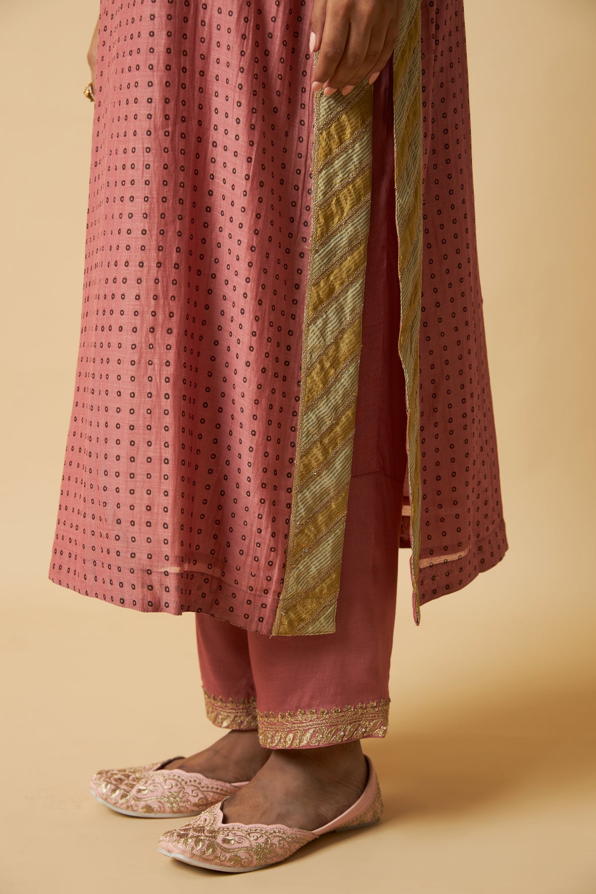 Gulabi Ghoomar Embroidered Kurta Set- Set of 3