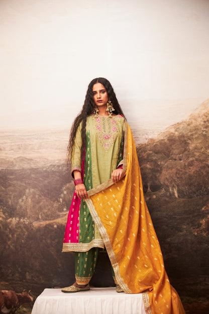 Ratna Pratha embroidered kurta set