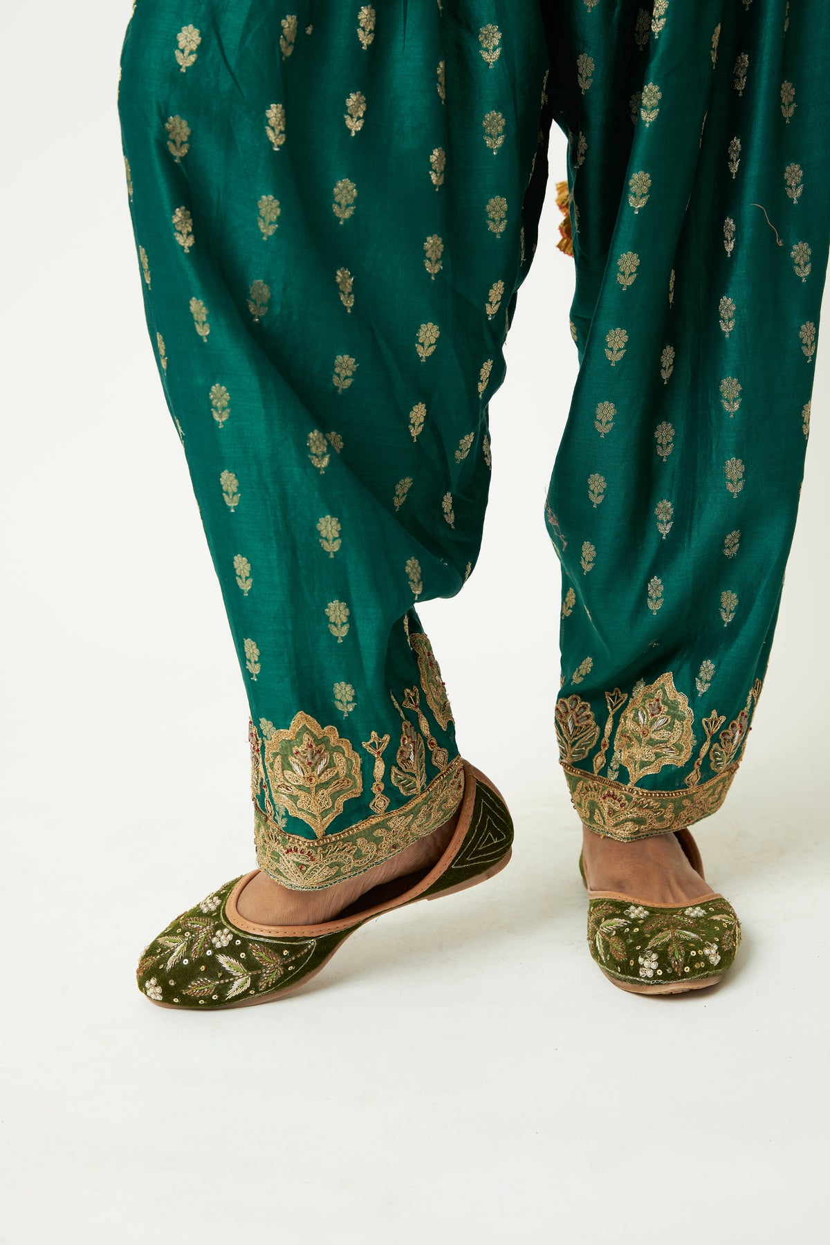 Rang Angaar Embroidered Kurta Set- Set of 3 - 7