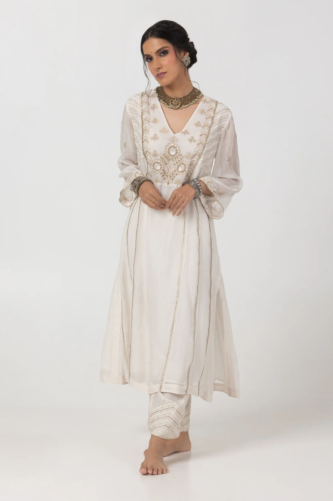 Saphed Embroidered Kurta